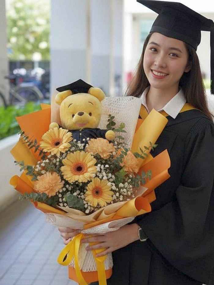 Sunny Pooh Graduation Blooms